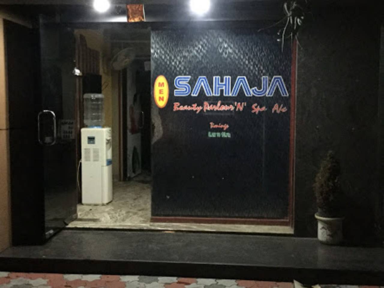  beauty parlour 